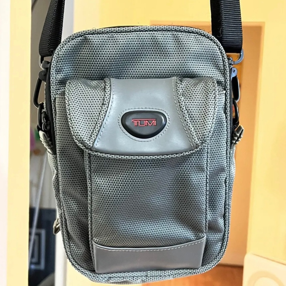 Tumi 580pw Nylon Gray Sling Bag Crossbody Satchel 10in x 8in x 3in.
